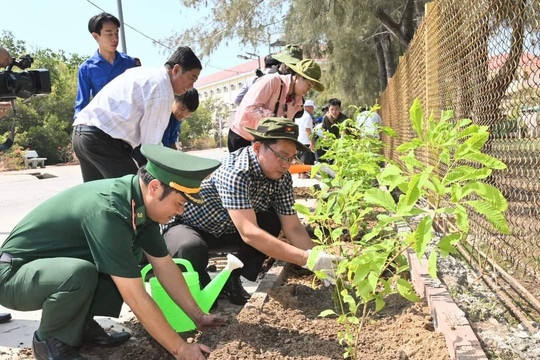 Ủy ban MTTQ Việt Nam thành phố Hồ Chí Minh tổ chức nhiều hoạt động kỷ niệm Ngày Biên phòng toàn dân