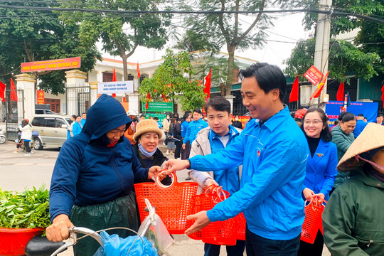 Hà Nội: Tặng làn đi chợ cho người dân để giảm thiểu rác nhựa