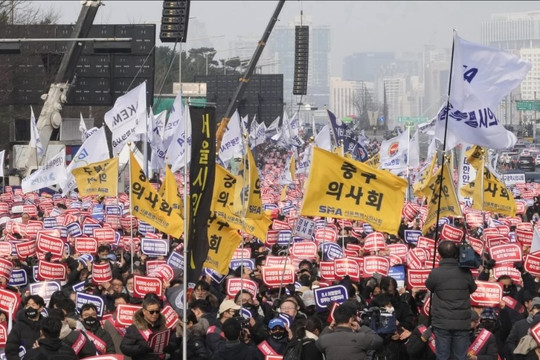 Hàng nghìn bác sĩ cấp cao Hàn Quốc xuống đường biểu tình