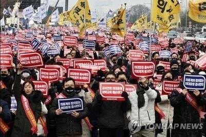 Chính phủ Hàn Quốc thực hiện các thủ tục đình chỉ giấy phép của 7.000 bác sĩ thực tập