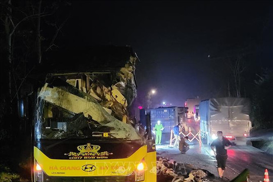 Tuyên Quang: Xe container không làm chủ tốc độ, va chạm với xe khách làm 5 người chết