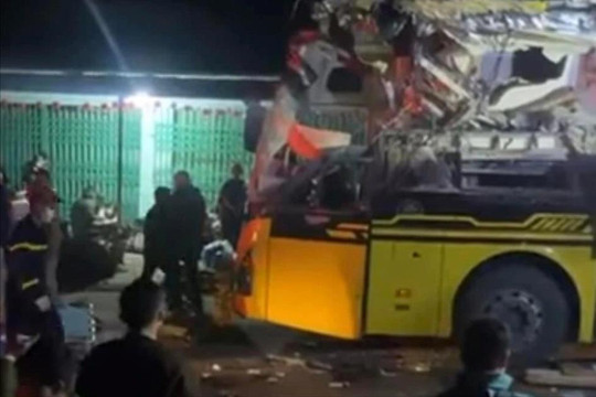 Tuyên Quang: Ô tô đầu kéo va chạm với xe khách, 10 người thương vong