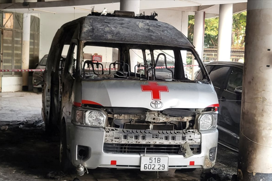 Từ vụ cháy ô tô, phát hiện xe cứu thương “chạy chui”