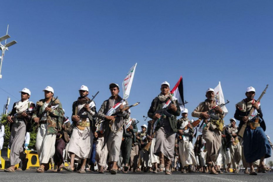 Houthi tấn công tàu chiến Mỹ