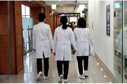 Hàn Quốc sẽ cải thiện lương cho bác sĩ trẻ