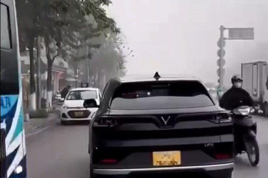 Xử phạt lái xe ô tô đi ngược chiều trên đường Minh Khai