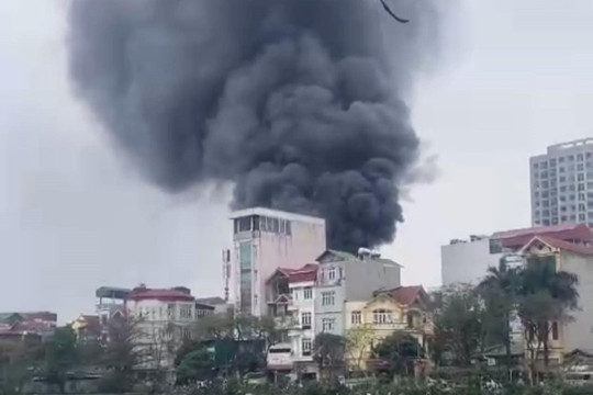 Kịp thời ngăn vụ cháy lan sang 4 nhà dân ở phố Yên Sở