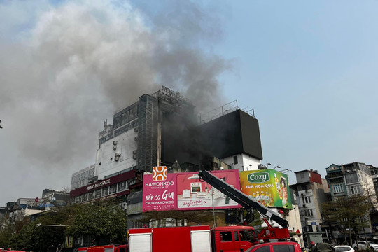 Cháy tầng thượng toà nhà OCD Group tại nút giao Ô Chợ Dừa