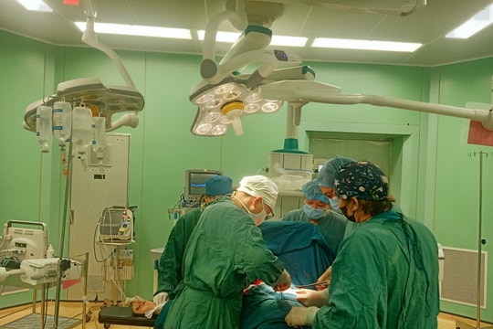 Kích hoạt “báo động đỏ” cứu sống bệnh nhi 14 tuổi thủng tim, thủng phổi