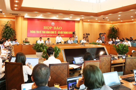 Văn phòng UBND thành phố Hà Nội có 13 phòng chuyên môn, tổ chức, đơn vị trực thuộc