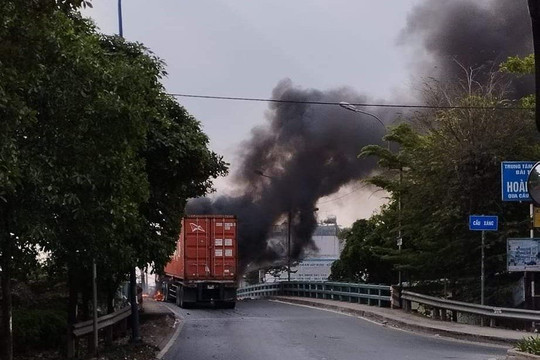 Cháy xe container gây ùn tắc kéo dài tại TP Hồ Chí Minh