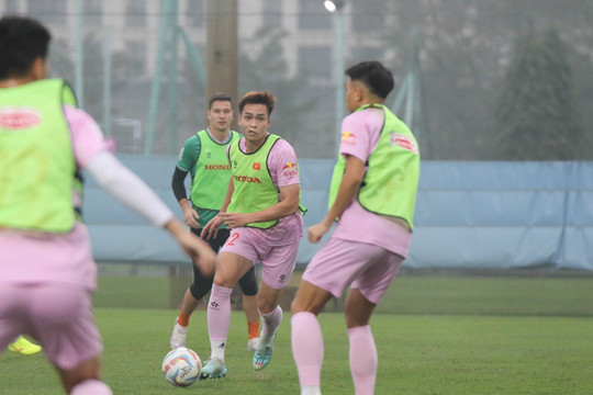 Hậu vệ Bùi Hoàng Việt Anh trở lại tập luyện cùng đội tuyển Việt Nam