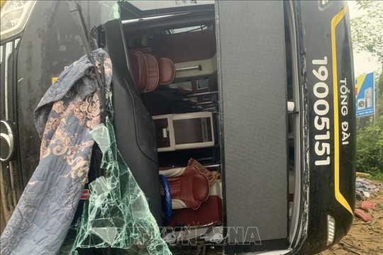 Quảng Trị: Lật xe khách, 13 người bị thương