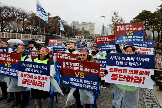 Hàn Quốc: Bác sĩ cấp cao cam kết từ chức ủng hộ đình công