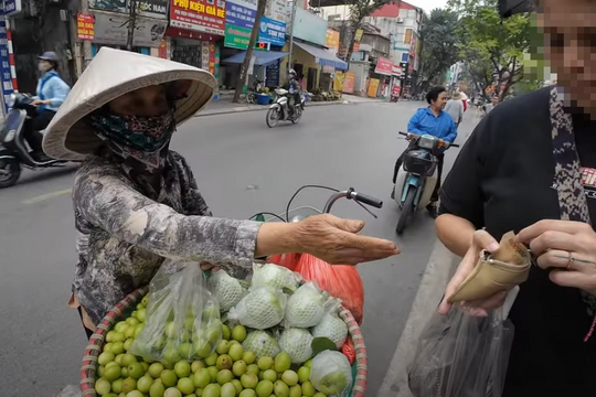 Hà Nội: Xử phạt người bán hàng rong tính bán túi táo nhỏ giá 200.000 đồng cho du khách nước ngoài