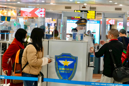 Hàng trăm khách quốc tế bị từ chối nhập cảnh qua đường hàng không