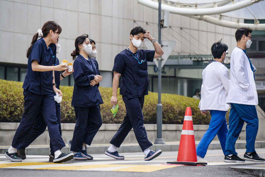 Bác sĩ đình công diện rộng tại Hàn Quốc: Tạo đột phá để giải quyết bế tắc