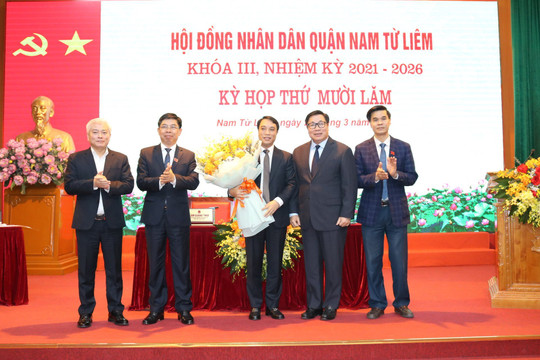 Đồng chí Phùng Ngọc Sơn được bầu là Phó Chủ tịch UBND quận Nam Từ Liêm