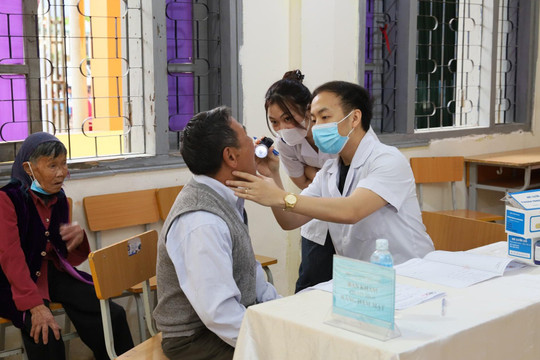 Khám bệnh và cấp phát thuốc miễn phí cho 700 người dân Điện Biên