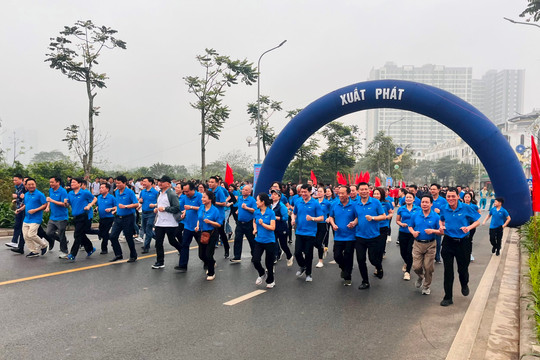 Hơn 600 vận động viên tham gia phát động Giải chạy Báo Hànộimới huyện Gia Lâm