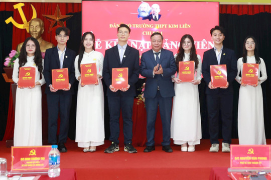 7 học sinh ưu tú Trường THPT Kim Liên vinh dự được kết nạp Đảng