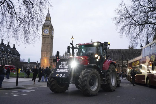 Nông dân Anh lái máy kéo tới Quốc hội để phản đối các quy định hậu Brexit