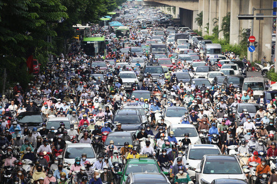 Ùn tắc kéo dài trên đường Nguyễn Trãi do đang thi hành án tại quận Đống Đa
