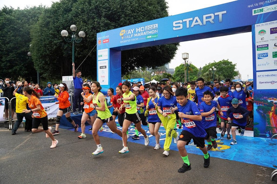 Hơn 10.000 vận động viên tham gia Giải chạy bán marathon Tây Hồ 2024
