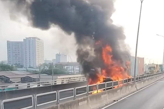 Cháy xe container gây kẹt xe trên cầu Phú Mỹ