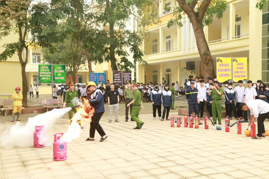 Mê Linh: Hơn 200 học sinh, giáo viên được diễn tập phòng cháy, chữa cháy