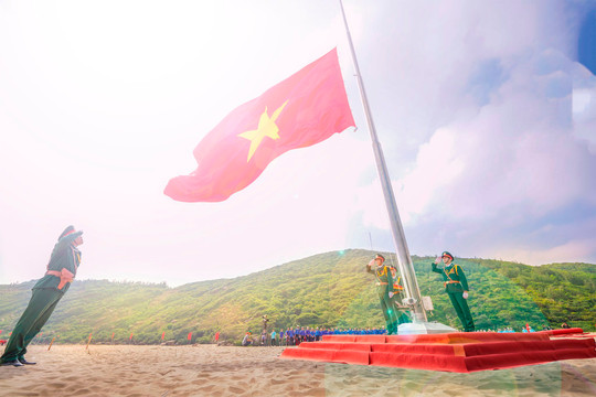 Xúc động lễ thượng cờ Tổ quốc tại Giải Tiền Phong Marathon 2024