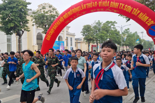 1.500 VĐV hưởng ứng tại Lễ phát động Giải chạy Báo Hànộimới thị xã Sơn Tây