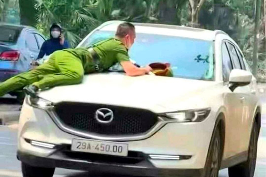 Hà Nội: Ô tô chạy hàng kilomet dù cảnh sát bám trên nóc capo
