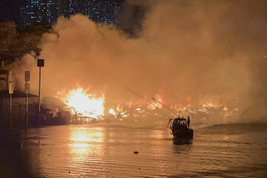 TP Hồ Chí Minh: Cháy lớn tại khu dân cư ven sông phường 2, quận 8, chưa ghi nhận thương vong