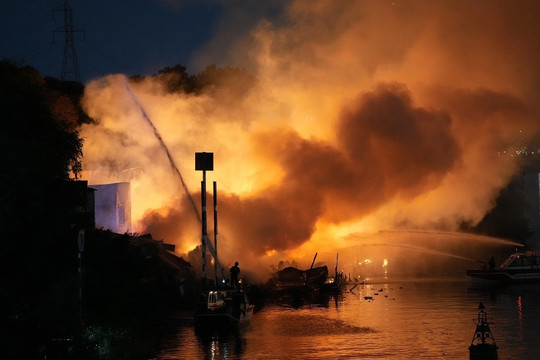 Vụ cháy lớn ven kênh Tàu Hủ ở TP Hồ Chí Minh thiệt hại ra sao?