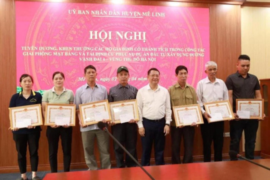 Mê Linh khen thưởng 21 hộ dân gương mẫu nhận đất tái định cư dự án Vành đai 4