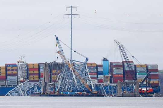 Tàu mắc kẹt bắt đầu di chuyển khỏi cảng Baltimore sau vụ sập cầu