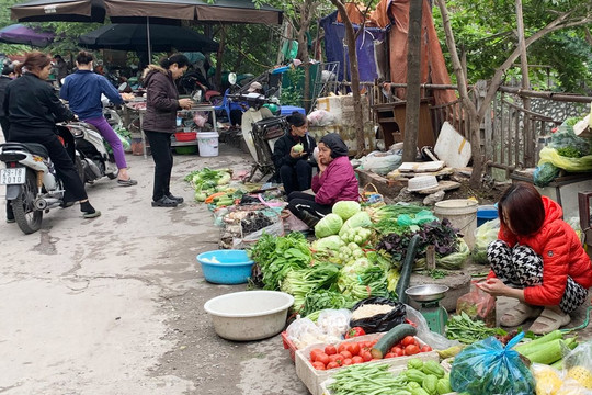 Hàng rong, họp chợ trái quy định trên địa bàn quận Thanh Xuân: Bao giờ mới giải quyết dứt điểm?