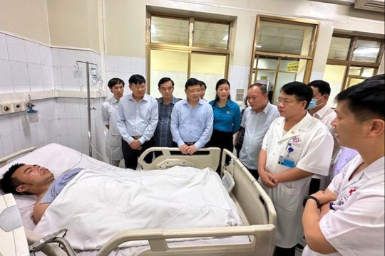 Lãnh đạo Tổng Liên đoàn Lao động Việt Nam trao hỗ trợ cho công nhân bị thương do cháy khí mê tan