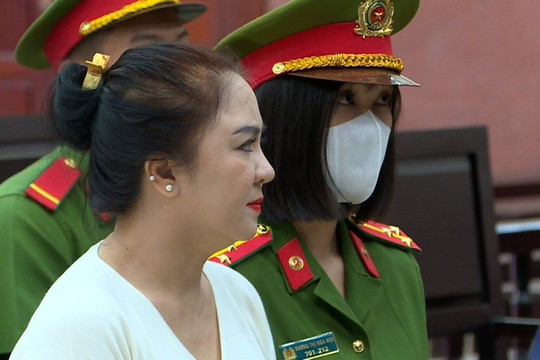 Bị cáo Nguyễn Phương Hằng lại ra tòa