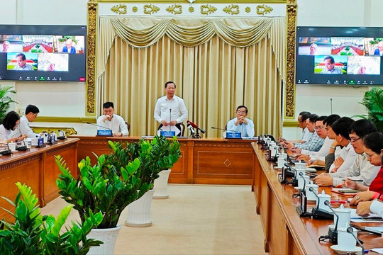 Nền công vụ thành phố Hồ Chí Minh đang đối mặt với 7 thách thức gì?