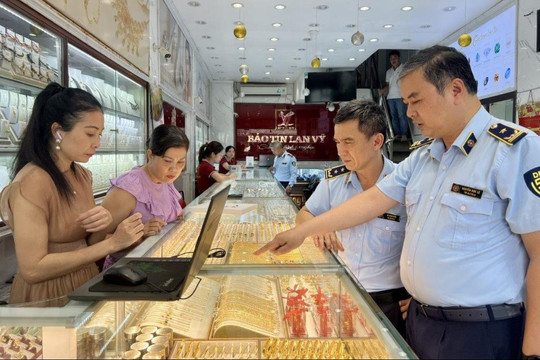 Kiểm tra 3 cửa hàng kinh doanh vàng ở Hà Nội