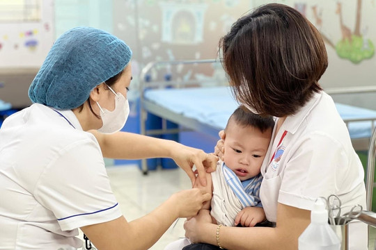 Hà Nội: Phấn đấu tiêm đủ 8 loại vắc xin cho trẻ dưới 1 tuổi trong năm 2024