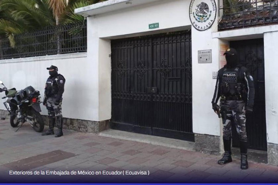 Ecuador yêu cầu Đại sứ Mexico rời khỏi nước này