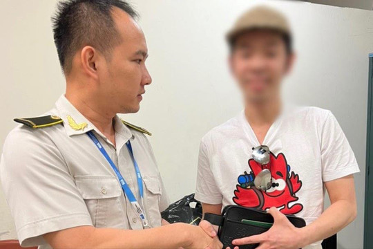 Nhân viên sân bay Nội Bài trả lại chiếc ví chứa hơn 8.000 Euro
