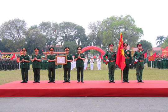 Trung đoàn Bộ binh 692 đón nhận Huân chương Bảo vệ Tổ quốc hạng Ba
