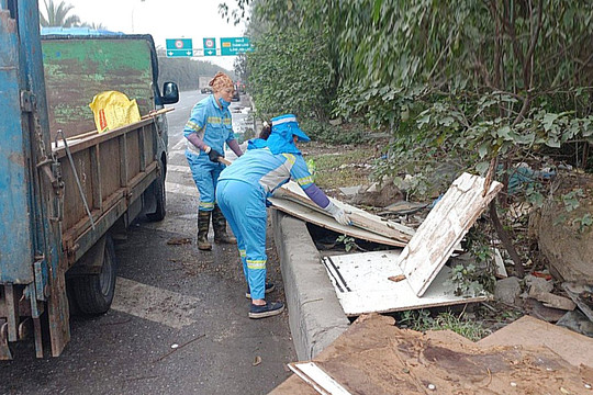 Tình trạng đổ trộm rác, phế thải tại Đại lộ Thăng Long: Có xử lý được dứt điểm?