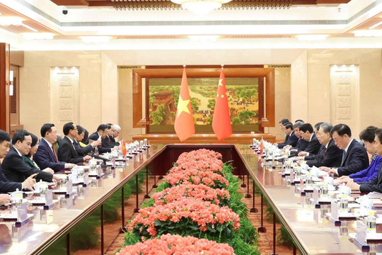 Chủ tịch Quốc hội Vương Đình Huệ hội đàm và ký thỏa thuận hợp tác với Ủy viên trưởng Nhân Đại toàn quốc Trung Quốc Triệu Lạc Tế