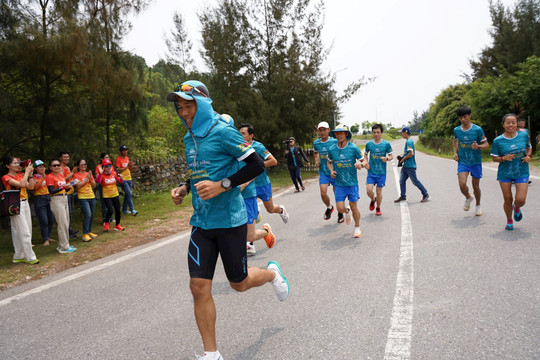10 vận động viên chạy tiếp sức từ Quảng Bình đến Điện Biên Phủ