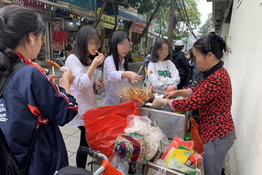 Hoàn Kiếm là quận đầu tiên triển khai kiểm soát an toàn thực phẩm trước cổng trường học